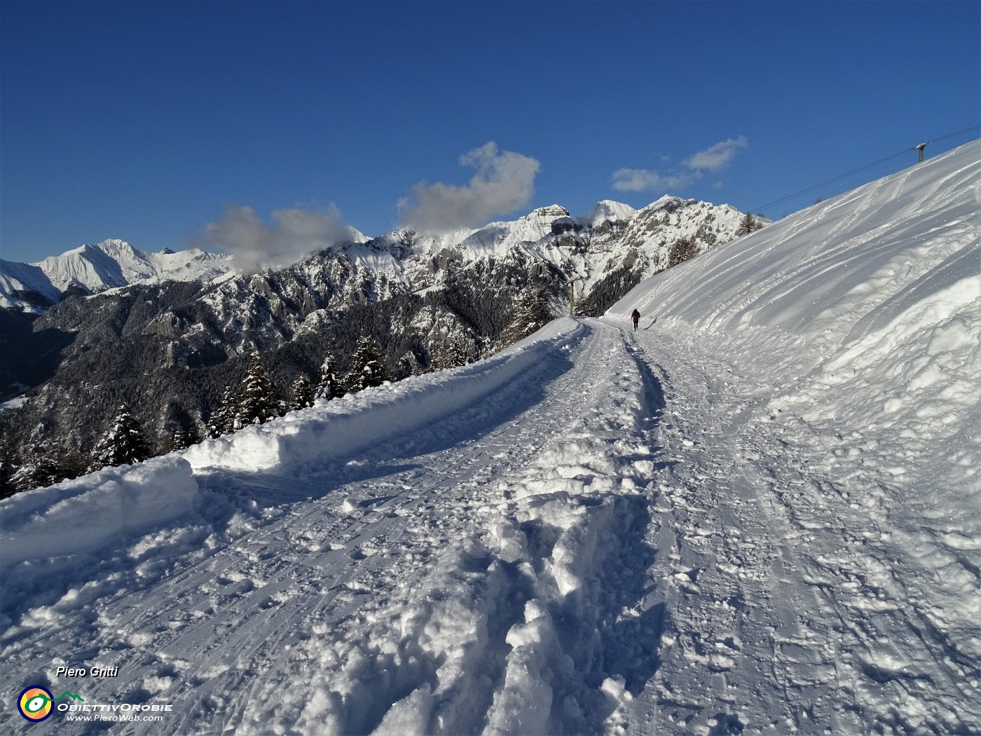 84 Ed ora scendiamo con vista verso il Monte Secco e Pegherolo.JPG